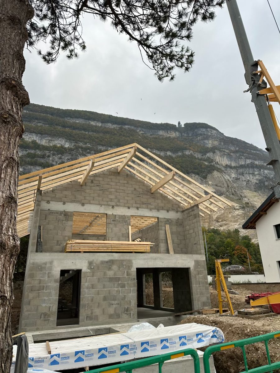 Charpente et maçonnerie d'une maison en Haute-Savoie